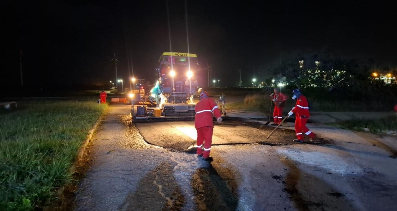 Obra de pavimentação noturna